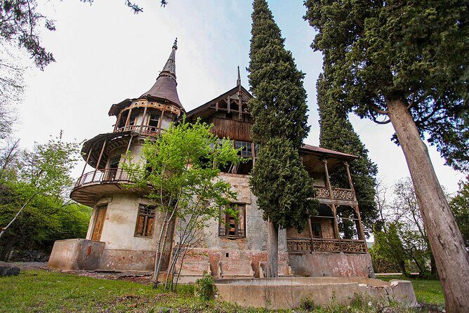 Group Tour: Haghpat, Zarni-Parni Caves, Akhtala, Aramyants Castle, Sanahin - Stop 5: Aramyants Castle (mansion, not a fortress) and First Republic history