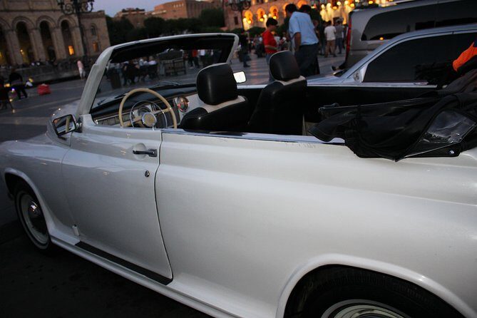 Yerevan city tour with drinks in a classic car with photography - Vernissage Market: a quick taste of local shopping energy
